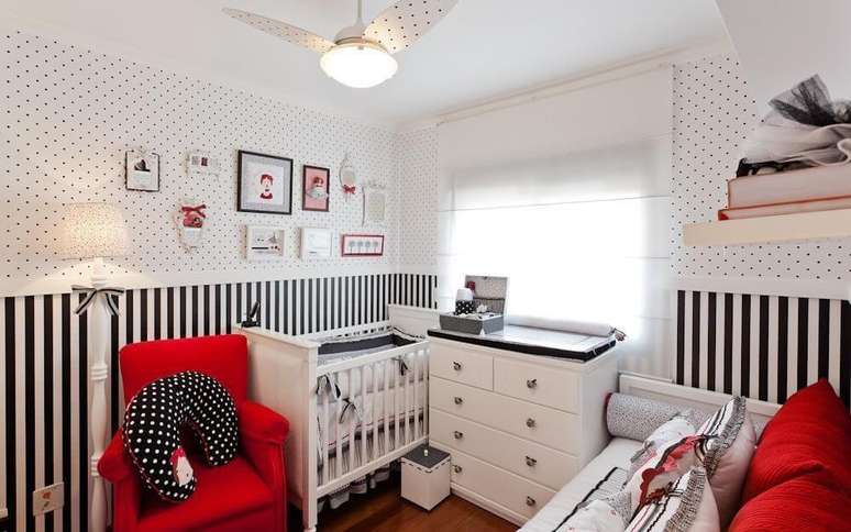 47. Sesso e Dalanezi ousaram com uma decoração de quarto de bebê com listras e bolinhas preto e brancas e detalhes em vermelho