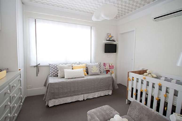 64- Decoração do quarto de bebê com cama de solteiro para babá. Fonte: Mama e pratica