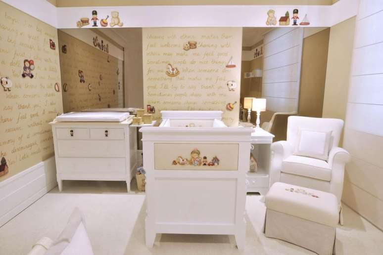 12. Decoração de quarto de bebê com papel de parede bege e móveis brancos. Projeto de Lucia Tacla