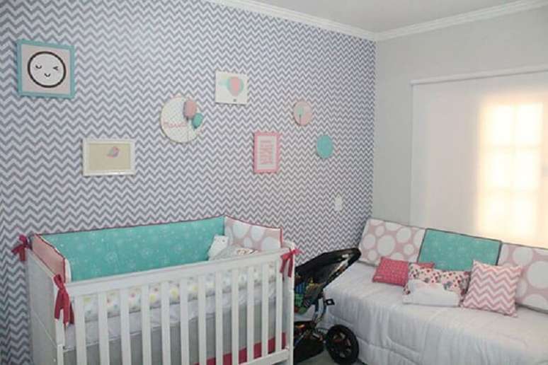 65- Decoração do quarto de bebê com papel chevron na parede. Fonte: Pinterest