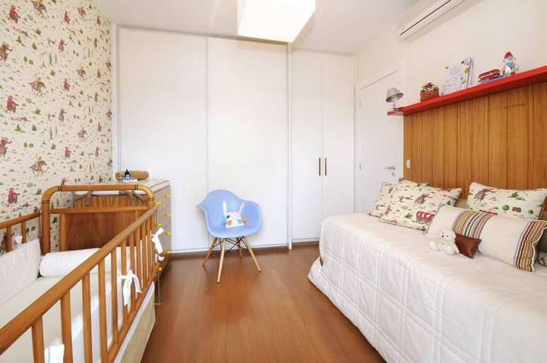 48. Decoração de quarto de bebê com papel de parede e decoração seguindo a paleta de cores do mesmo. Projeto de Coutinho Vilela