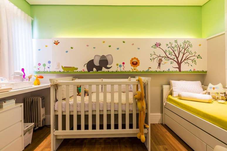 35. O projeto da By Arquitetura mostra uma decoração de quarto de bebê bem lúdica com tema de natureza