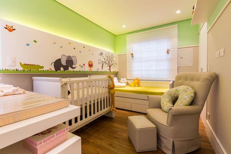 36. Apesar de ser colorida, a decoração de quarto de bebê da By Arquitetura conta com cores mais calmas como base