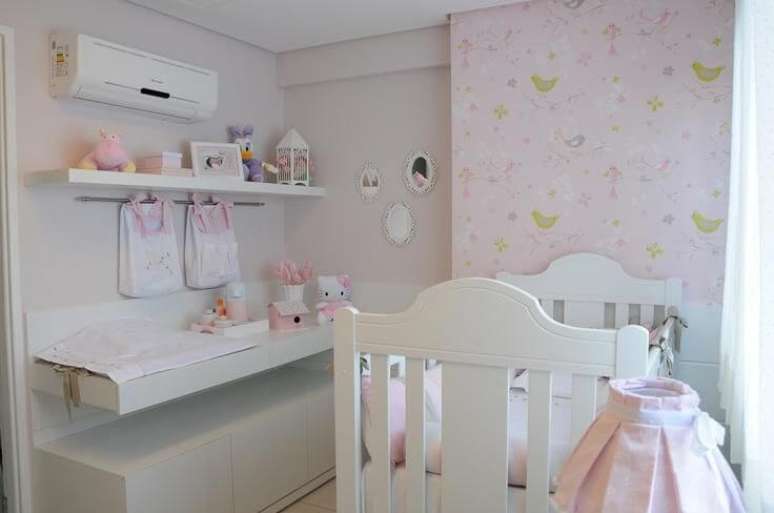 23. Decoração de quarto de bebê em rosa claro e branco