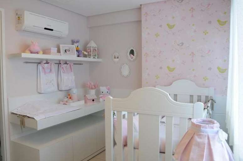23. Decora&ccedil;&atilde;o de quarto de beb&ecirc; em rosa claro e branco