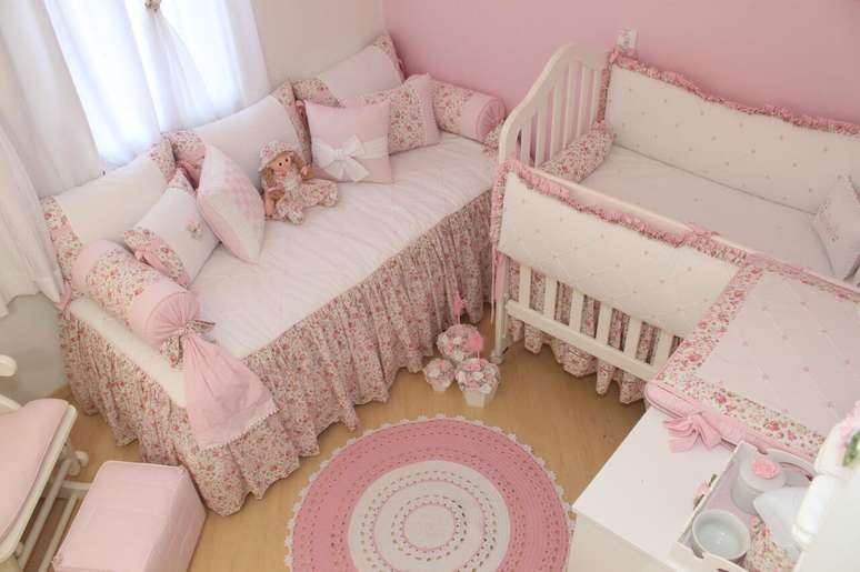 37. Decoração de quarto de bebê em rosa claro. Projeto de Fernando Deca