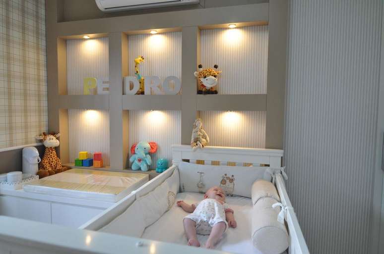 25. Decoração de quarto de bebê masculino em tons de bege, deixando as cores por conta dos objetos de decoração. Projeto de Maira Schaeffer