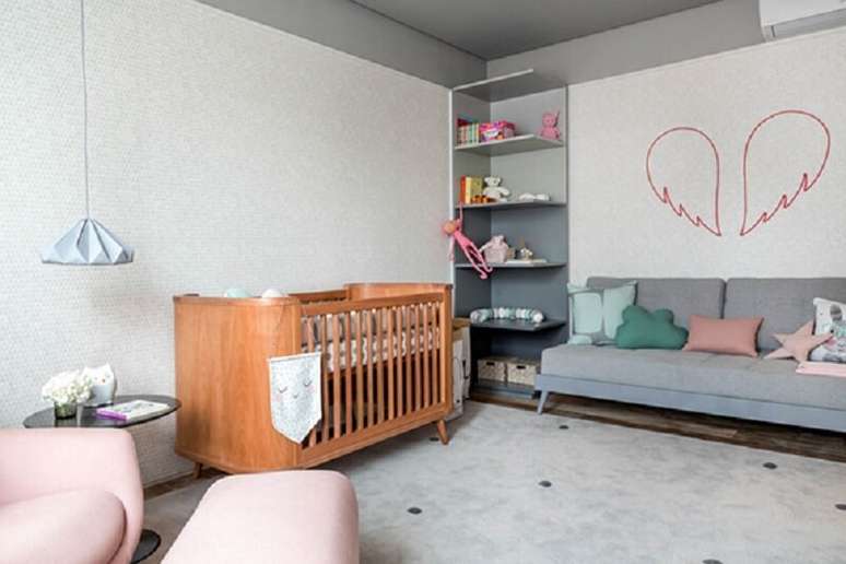 74- Decoração de quarto de bebê com prateleiras, berço e poltrona de amamentação. Fonte: Ficar grávida