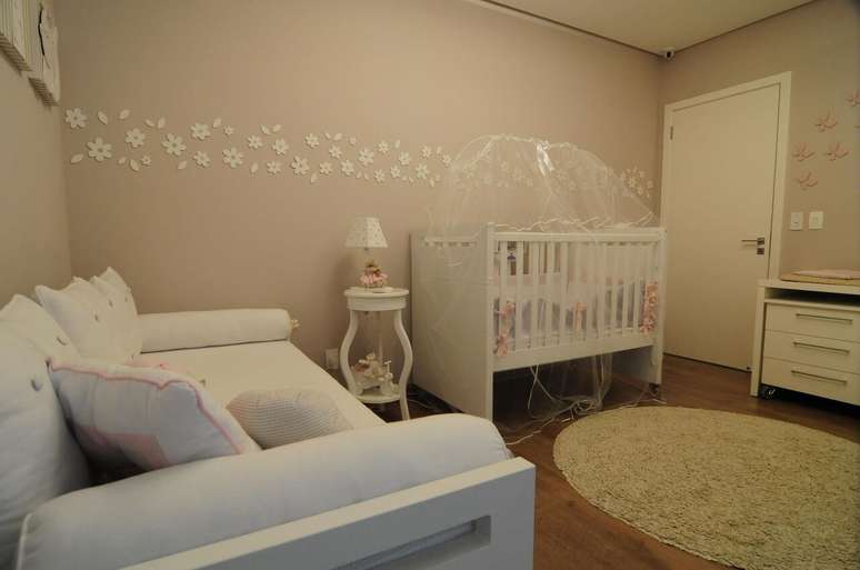 28. Decoração de quarto de bebê feminino em tons neutros e rosa nos detalhes. Projeto de Giovanna Brigatti