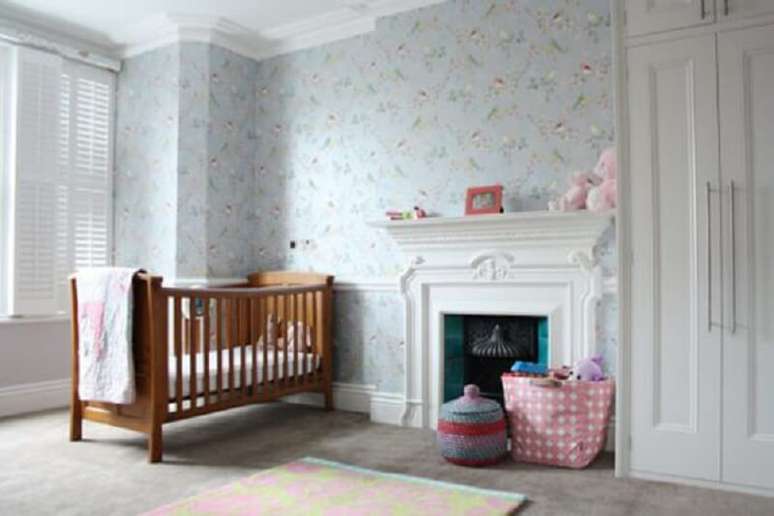 76- Em locais frios, a lareira ganha destaque em quarto de bebê. Fonte: Solo infantil