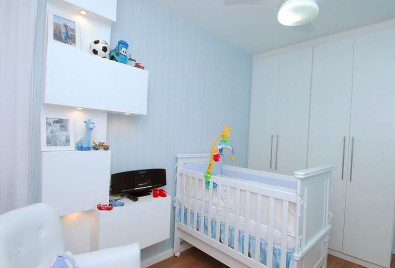 42. Decoração de quarto de bebê masculino em tons de azul e branco. Projeto de Milla Holtz