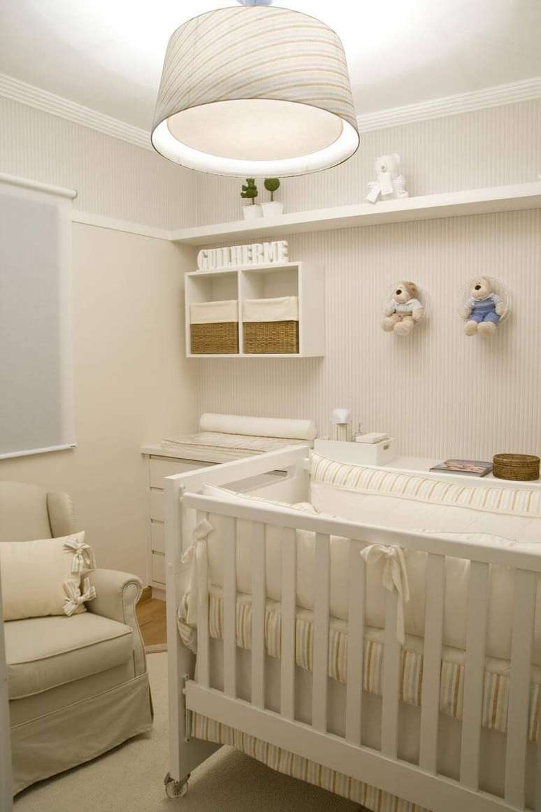 15. Decoração de quarto de bebê masculino em tons neutros. Projeto de Lilian Barbieri