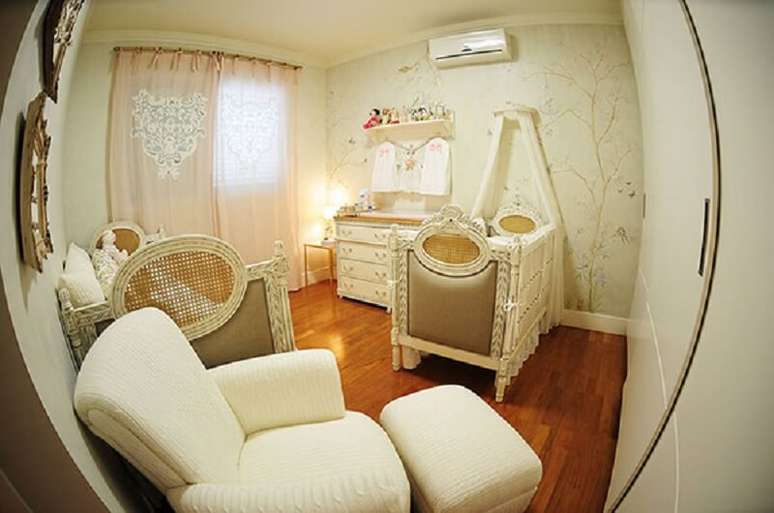 80- Decora&ccedil;&atilde;o do quarto de beb&ecirc; para menina com cama e ber&ccedil;o no mesmo estilo. Fonte: Assim eu gosto