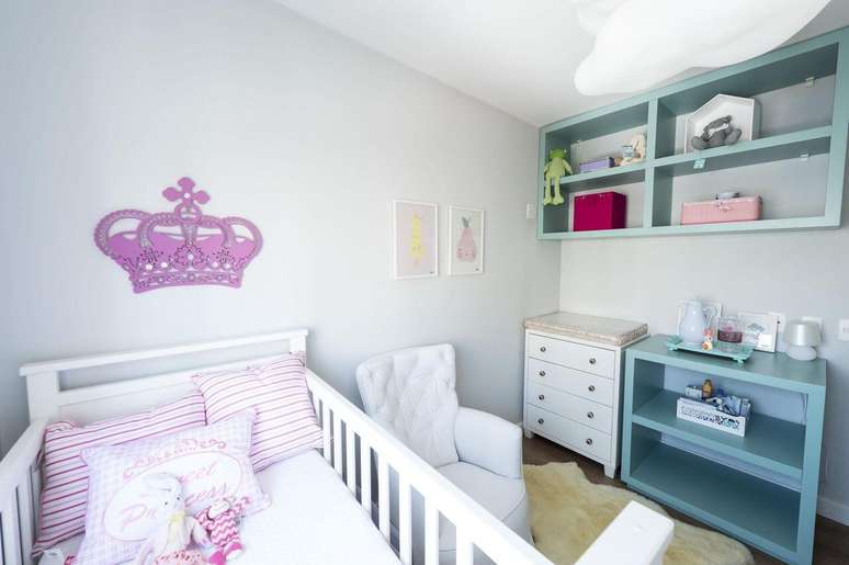 16. Esta decoração de quarto de bebê de Carla Cuono mostra que a mistura de rosa e verde pode ficar muito bem em um quarto de menina
