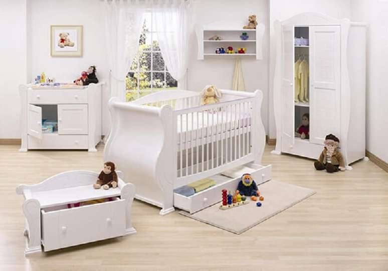 82- Móveis brancos são os mais usados na decoração de quarto para bebê. Fonte: Pinterest
