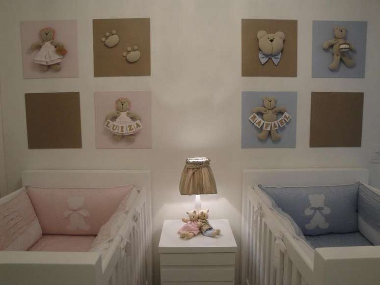 53. A decoração de quarto de bebê projetada por Leiza Veiga é neutra e conta com cores para diferenciar os lados do menino e da menina