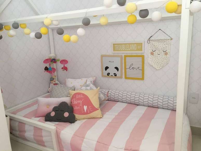 29. Esta decoração de quarto de bebê no estilo montessoriano foi toda planejada em torno das cores rosa, branco, cinza e amarelo. Projeto de Arq Express