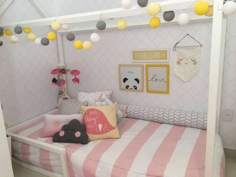 29. Esta decora&ccedil;&atilde;o de quarto de beb&ecirc; no estilo montessoriano foi toda planejada em torno das cores rosa, branco, cinza e amarelo. Projeto de Arq Express