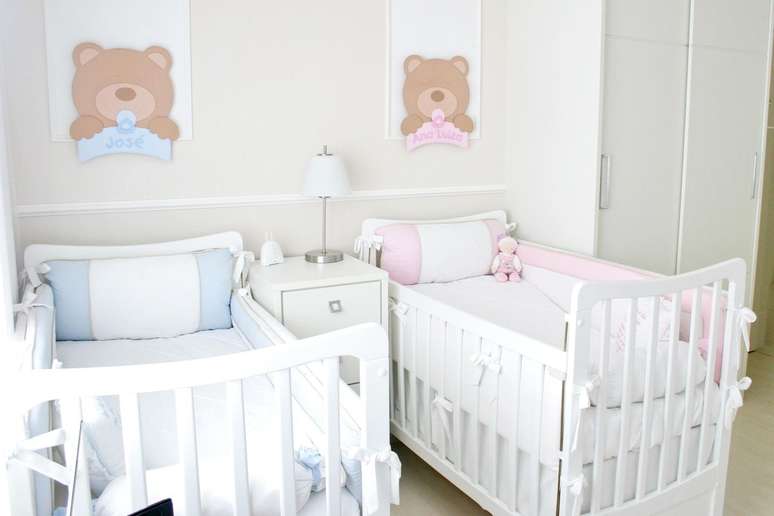 4. Neste projeto de Leiza Veiga, a cor base da decoração de quarto de bebê é neutra e os detalhes levam as cores azul e rosa