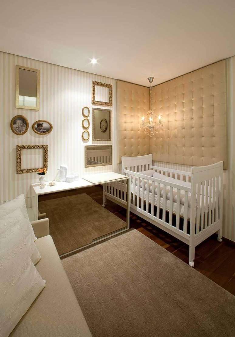 18. Os tons neutros são uma ótima base também para quem quer fazer uma decoração de quarto de bebê mais sofisticada. Projeto de LF Rezende