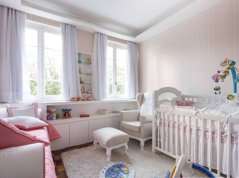 30. Decoração de quarto de bebê com bastante luz natural e predomínio de tons neutros com alguns toques de cor. Projeto de Kali Arquitetura