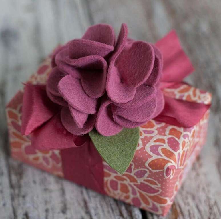81. Embalagem de presente com flor de feltro – Foto: Vietdethuong