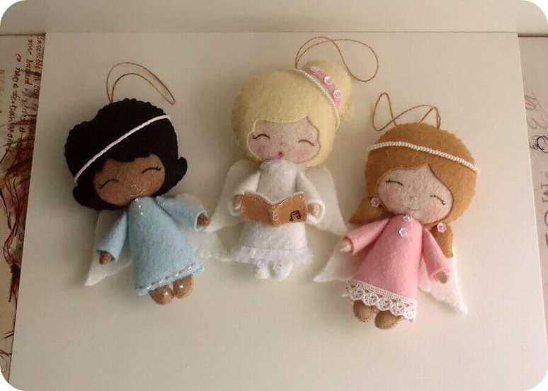 82. Modelo de enfeites para &aacute;rvore de natal feito em artesanato de feltro &ndash; Foto: Gingermelon Dolls