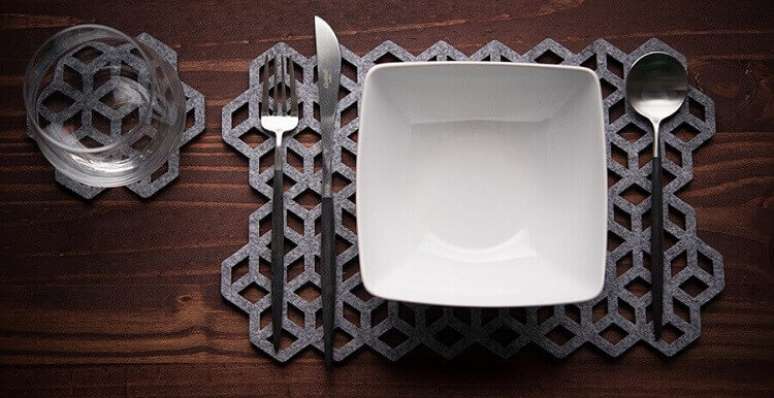 85. O jogo americano com estilo moderno de artesanato em feltro deixa a mesa super bonita e bem decorada &ndash; Foto: TheCoolist