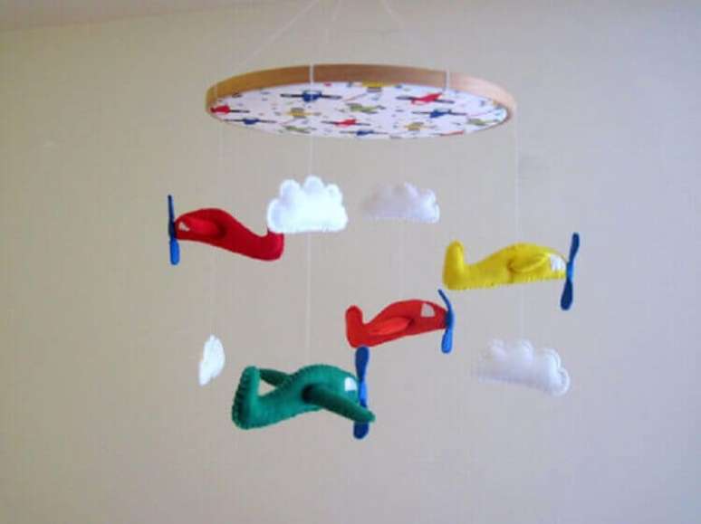 89. Modelo de m&oacute;bile feito de feltro para quarto de beb&ecirc; &ndash; Foto: Etsy