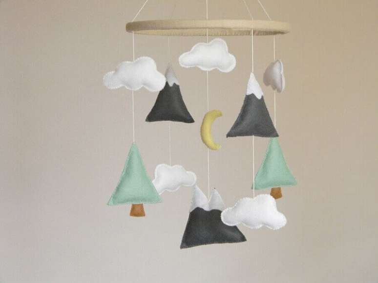 91. O quarto de beb&ecirc; com decora&ccedil;&atilde;o neutra fica lindo decorado com artesanato de feltro &ndash; Foto: Pinterest