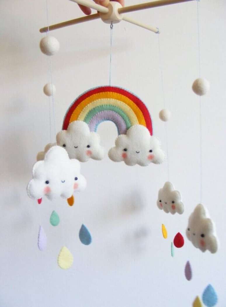 92. Modelo de móbile super delicado cheio de nuvens e gotinhas para decoração de quarto de bebê com artesanato em feltro – Foto: Etsy Studio