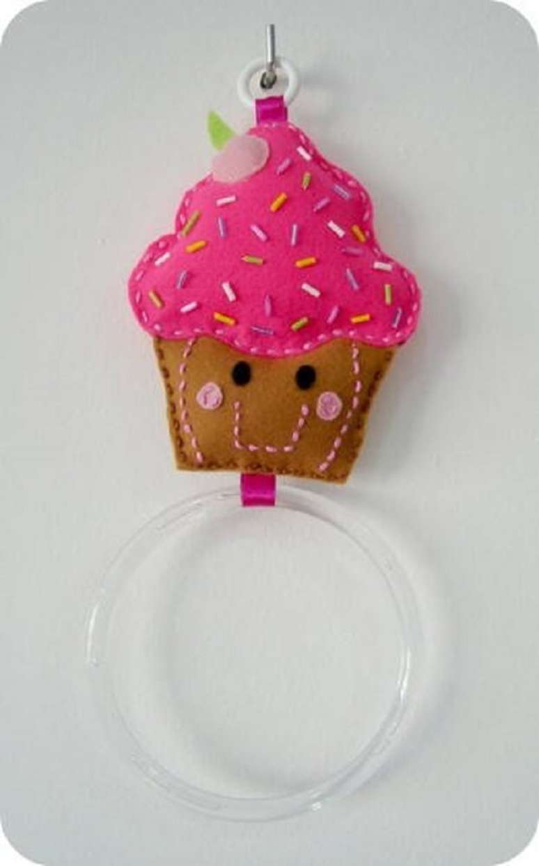 45. O porta pano de prato al&eacute;m de &uacute;til &eacute; um &oacute;timo artesanato em feltro para cozinha