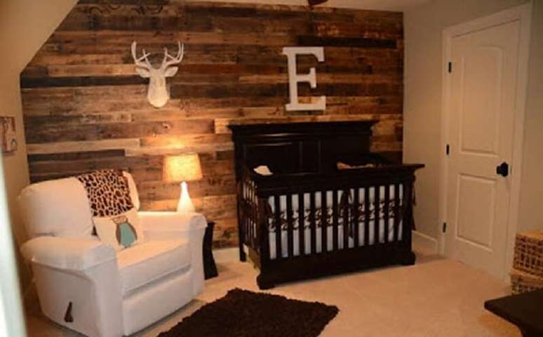 93- Quarto de bebê tem parede em madeira e móveis rústicos. Fonte: Pinterest
