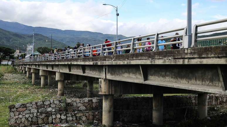 O tr&aacute;fego na ponte da fronteira entre Col&ocirc;mbia e Venezuela &eacute; quase totalmente numa &uacute;nica dire&ccedil;&atilde;o. S&atilde;o raros os colombianos que atravessam para o outro lado