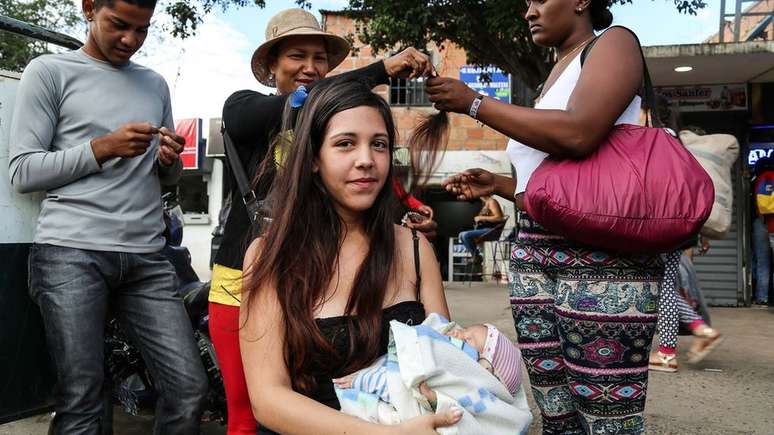 Laura Castellanos vendeu o cabelo para comprar inje&ccedil;&otilde;es de insulina para a filha