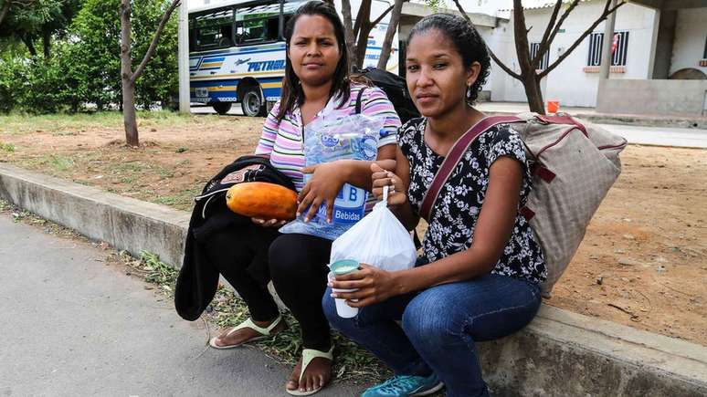 Eliane Pedrique (&agrave; esq) pegou um &ocirc;nibus de Val&ecirc;ncia, a terceira maior cidade da Venezuela, para a fronteira da Col&ocirc;mbia. De l&aacute;, a &uacute;nica op&ccedil;&atilde;o era caminhar at&eacute; a cidade de Pamplona para buscar trabalho. S&atilde;o 60 km.