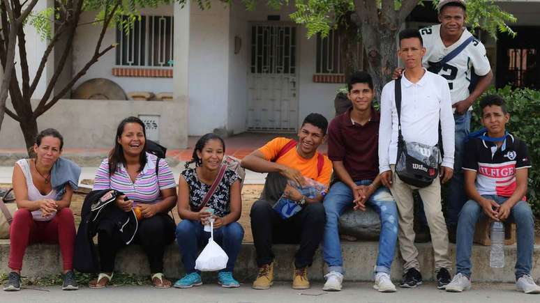 Venezuelanos ouvidos pela BBC News atribuem a crise na Venezuela a Nicol&aacute;s Maduro. Mas o presidente venezuelano culpa os pa&iacute;ses 'imperialistas' pela crise, especialmente os Estados Unidos, e classifica quem deixa o pa&iacute;s de 'desertor'.