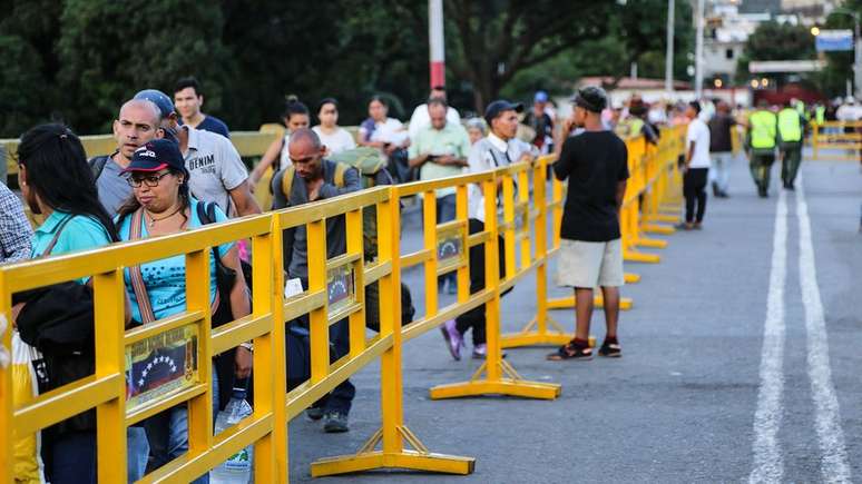 Fila para entrar na Col&ocirc;mbia fica cheia do amanhecer at&eacute; o por do sol, quando os port&otilde;es se fecham