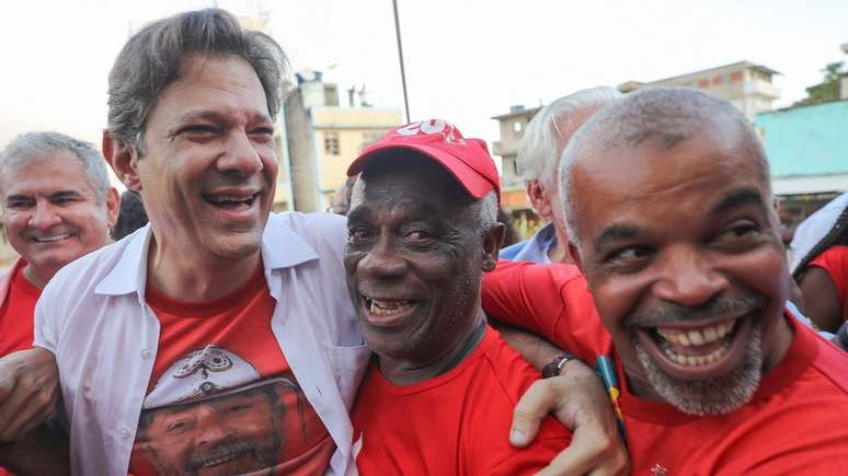 Fernando Haddad em evento de campanha em Salvador - ele é vice-presidente na chapa de Lula, que pediu registro no TSE e aguarda julgamento.
