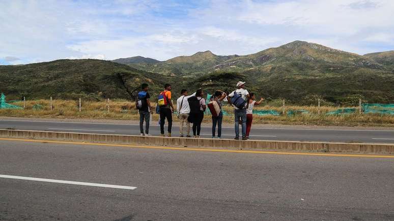 Quem n&atilde;o consegue pagar por passagem de &ocirc;nibus, depende de longas caminhadas e caronas para chegar a regi&otilde;es mais centrais da Col&ocirc;mbia ou a outros pa&iacute;ses da Am&eacute;rica do Sul