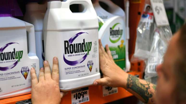 O herbicida RoundUp é um dos produtos da Monsanto que contém glifosato