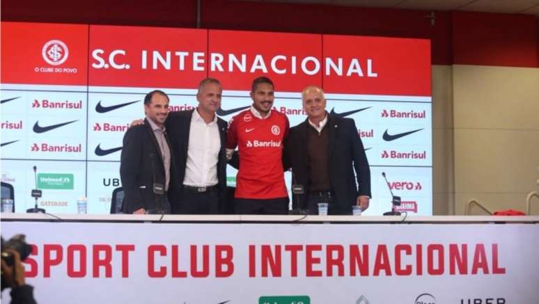 Paolo Guerrero, novo atacante do Internacional, posa ao lado de dirigentes do clube em apresentação no Beira-Rio