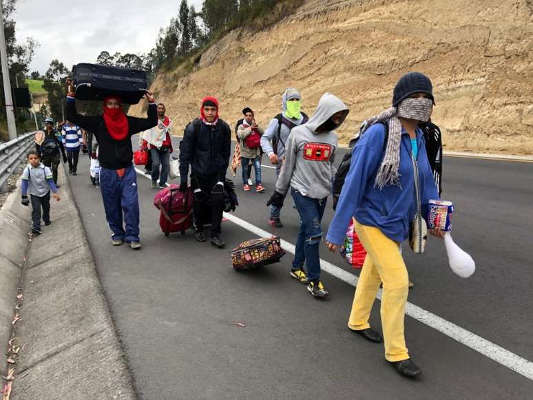 Migrantes venezuelanos caminham por estrada do Equador para o Peru 21/08/2018 REUTERS/Andres Rojas