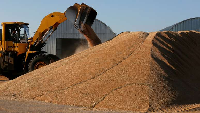 Trator empilha grãos de trigo em Krasnoyarsk, na Rússia 28/08/2016 REUTERS/Ilya Naymushin 