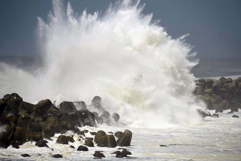 Ondas grandes provocadas pelo tufão Cimaron no Japão 23/08/2018 Kyodo/via Reuters