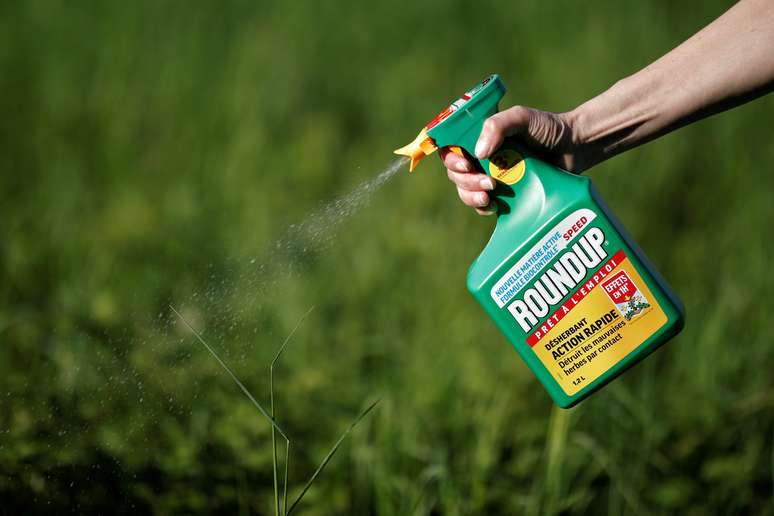 Herbicida Roundup da Monsanto, que contem glifosato, é pulverizado em plantação
06/05/2018
REUTERS/Benoit Tessier 