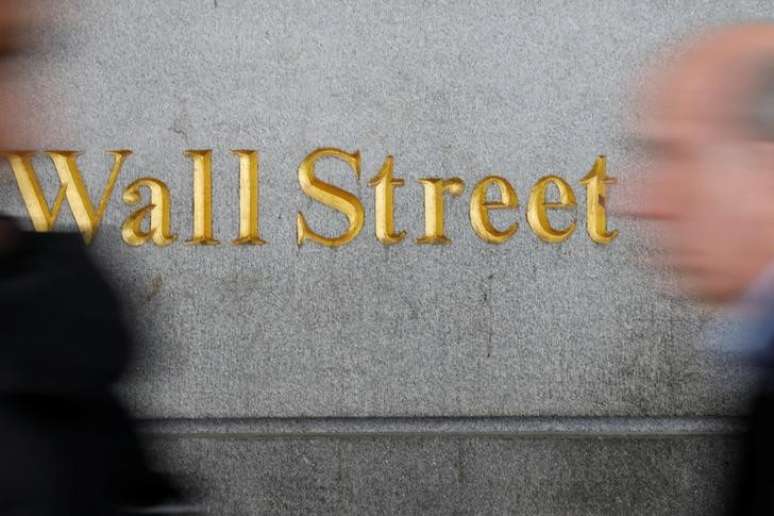 Pedestres caminham em Wall Street, perto da Bolsa de Valores de Nova York
02/04/2018
REUTERS/Shannon Stapleton