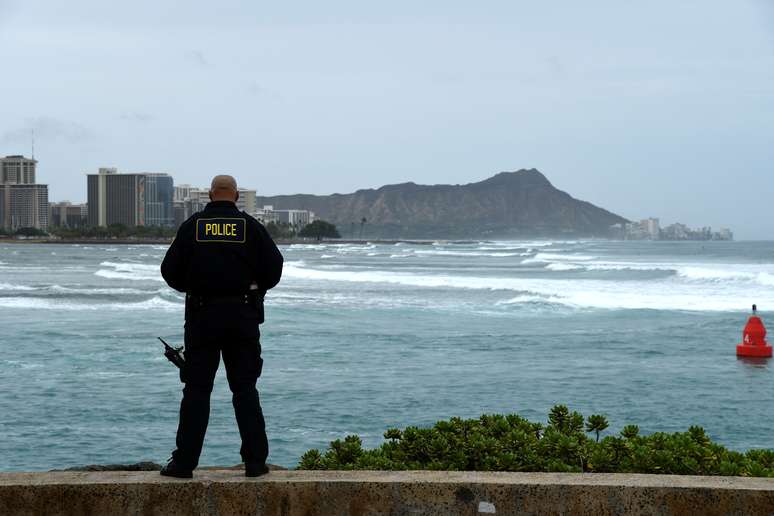 Policial de Honolulu controla condições da água com aproximação do furacão Lane
 23/8/2018    REUTERS/Hugh Gentry 