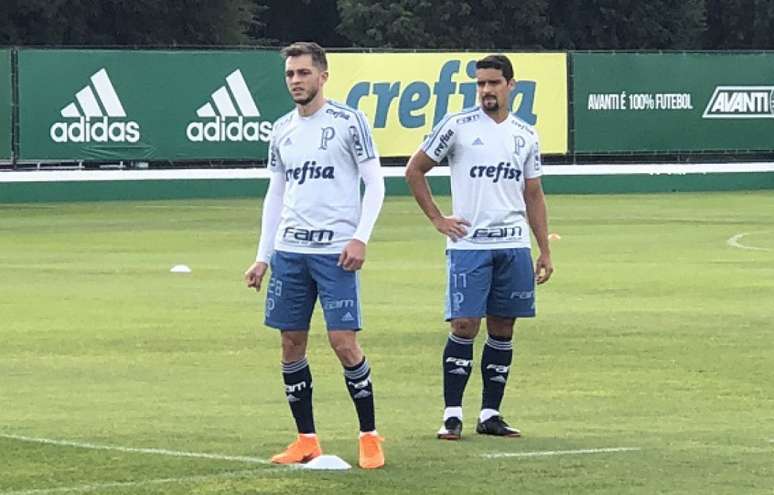 Hyoran e Jean durante o treino desta quinta-feira, na Academia de Futebol (Foto: Thiago Ferri)