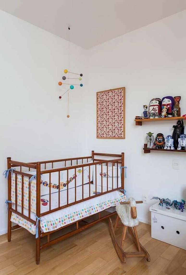 18. Móveis e brinquedos de madeira dão um toque especial ao quarto de bebê simples e barato – Foto: Home Decoo